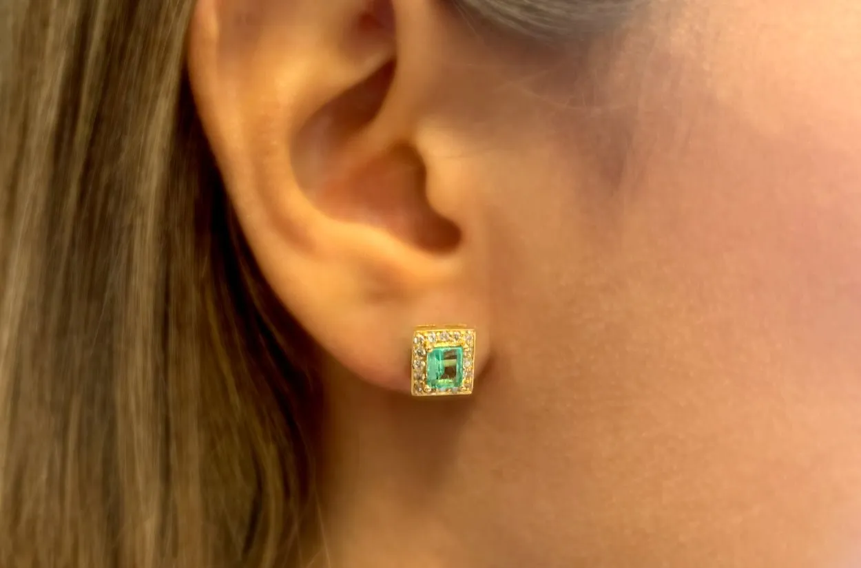 Earrings 18kt Gold Emeralds & Diamonds Halo Studs