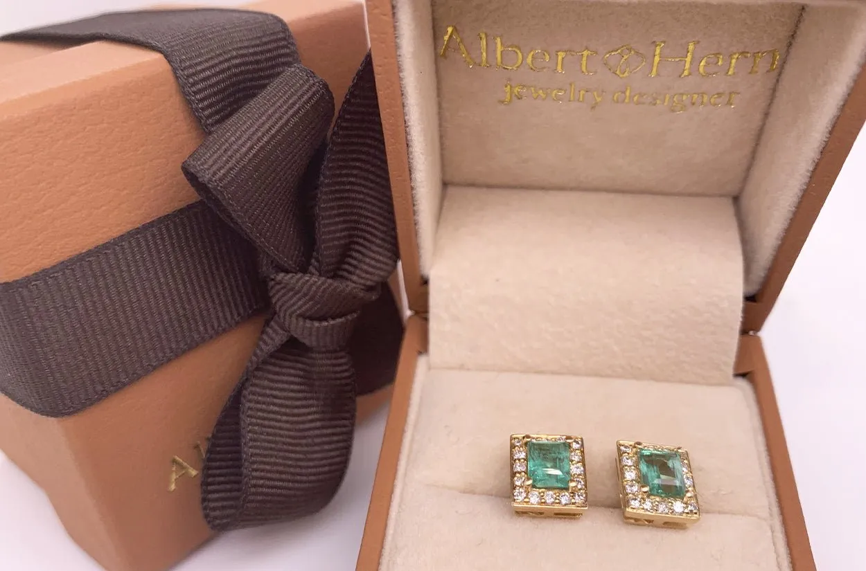 Earrings 18kt Gold Emeralds & Diamonds Halo Studs